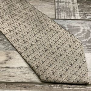 Arrow Men’s Silk Necktie 
Golden Tan Dash Patterned Design
Classic Width